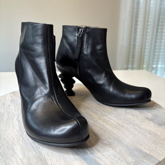 John Fluevog Elizabeth Black Leather Ankle Boots Sculpted Heel Women’s Size 7.5 - Picture 1 of 12